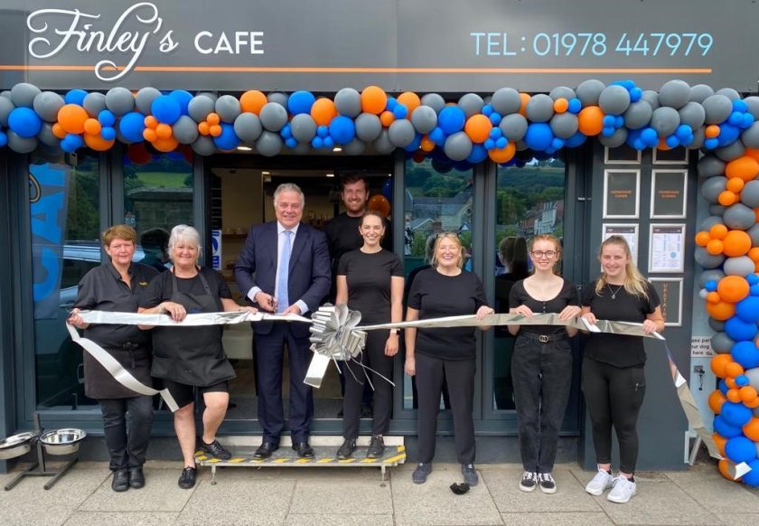 4) Gaynor Gee, Babs Wooding, Simon Baynes MP, Tom and Rebekah Price, Karen Johnstone (Rebekah’s mother), Madison Griffiths and Courtney Greenwood outside Finley’s Café in Llangollen on 2nd August 2021.