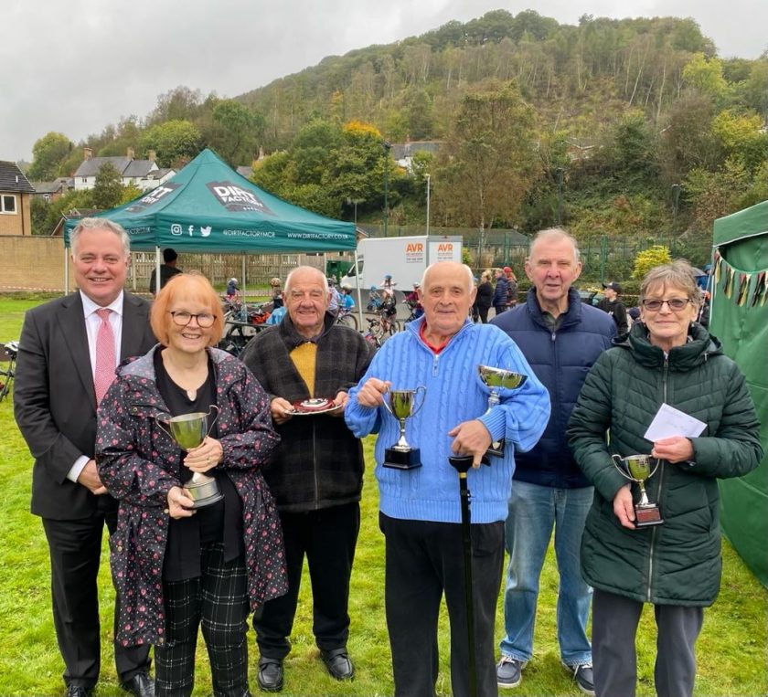 Simon Baynes MP presenting the an award alongside Phil Lloyd for the winners of the Glyn Ceiriog Community Council Garden Competition – Bev Buckley, Roy Evans, Eric Jones and Denise Hughes.