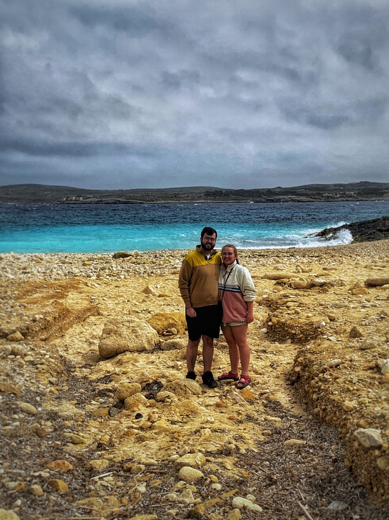 Rhys Wyn Jones et Meg Jones à Gozo lors de leurs voyages à travers le monde